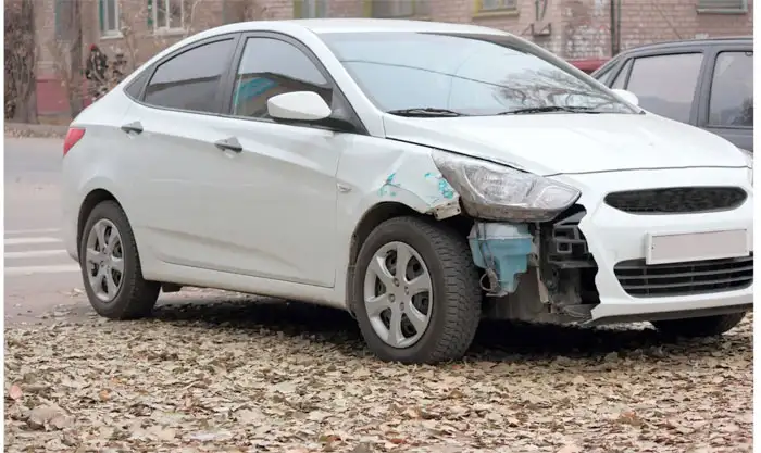 Weiße Limousine mit Motorschaden in Wittenberg